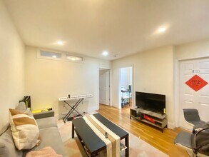 324 Saint Paul St, Unit 4 in Brookline, MA - Foto de edificio - Building Photo