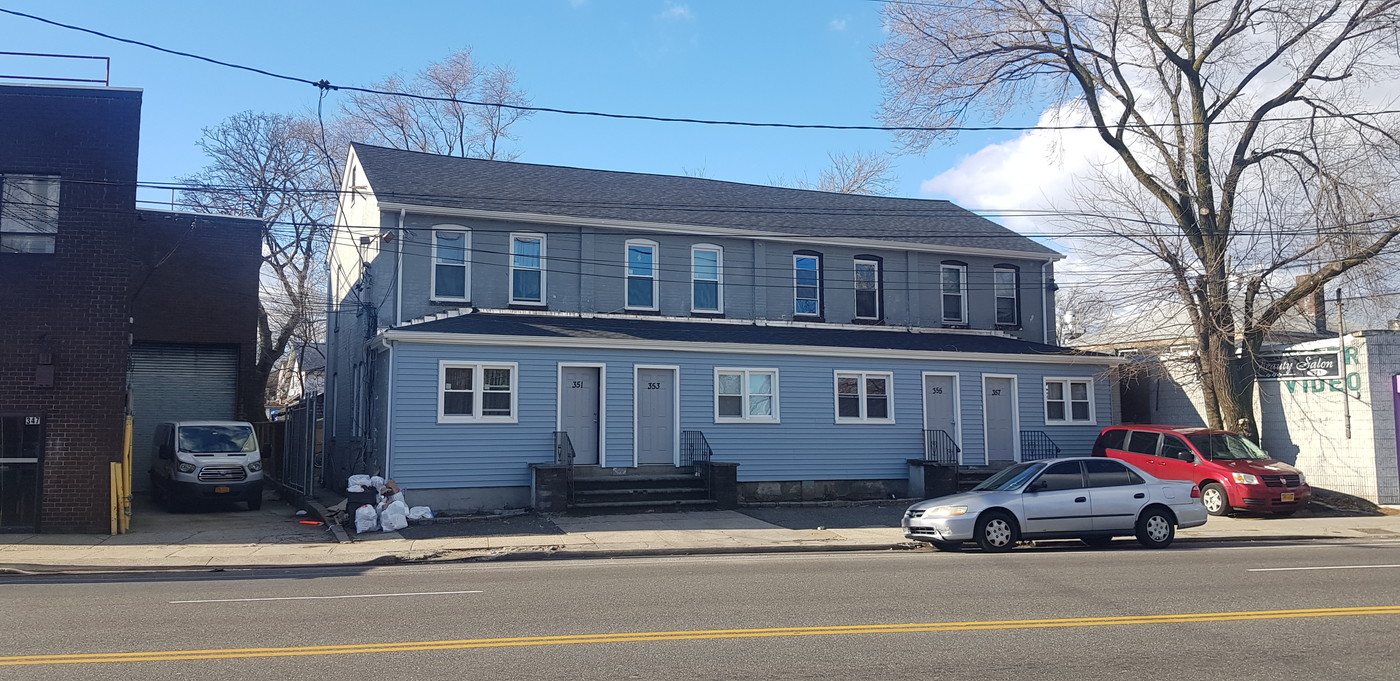 351-357 Clinton St in Hempstead, NY - Building Photo