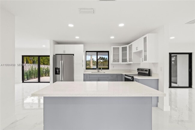 8631 NW 24th Ct in Pembroke Pines, FL - Building Photo - Building Photo