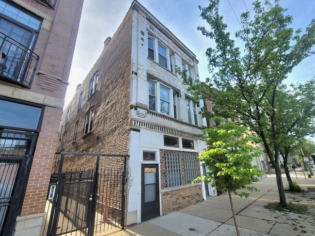 908 N California Ave, Unit 2R