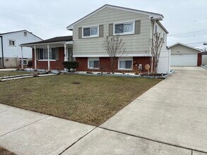 2758 Pall Mall Dr in Sterling Heights, MI - Building Photo - Building Photo