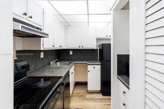 10500 SW 108th Ave, Unit B216 in Miami, FL - Building Photo - Building Photo