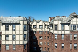 Tudor Arms in Bronxville, NY - Foto de edificio - Building Photo