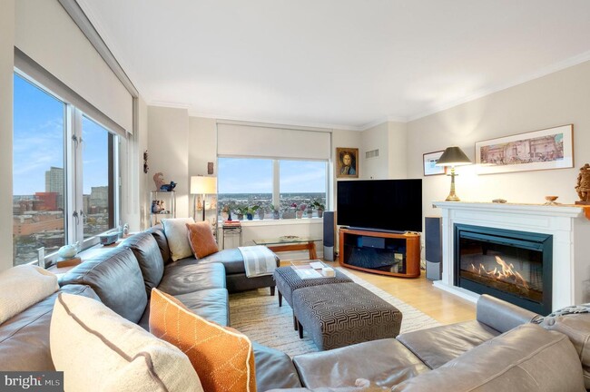 440 S Broad St, Unit 2407 in Philadelphia, PA - Building Photo - Building Photo