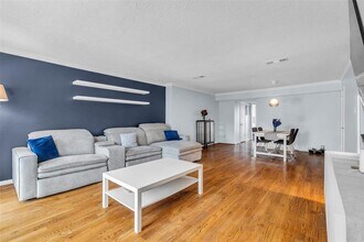 386 N Post Oak Ln in Houston, TX - Building Photo - Building Photo