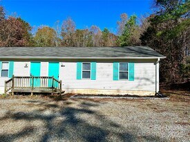 5589 Wrenn Dr in Denver, NC - Building Photo