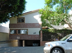 1111 N Flores St in West Hollywood, CA - Building Photo - Building Photo