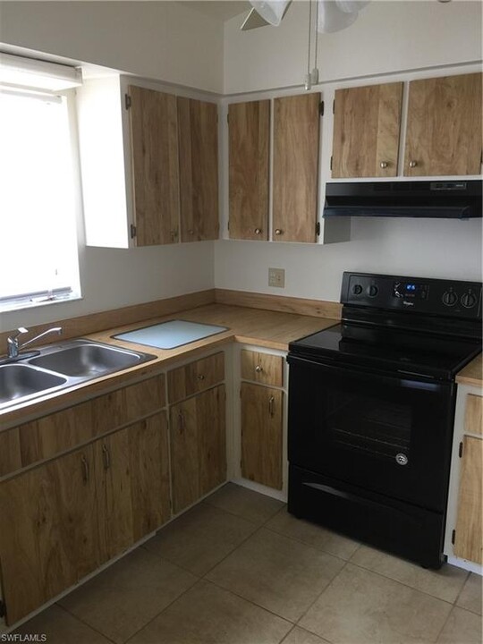 4926 Vincennes Ct-Unit -5 in Cape Coral, FL - Building Photo