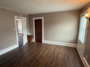 501 S 10th St, Unit D in Burlington, IA - Building Photo - Building Photo