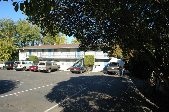 Ash Street Apartments in Chico, CA - Foto de edificio - Building Photo