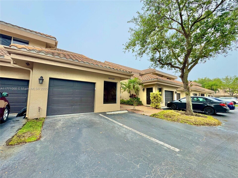 16320 Malibu Dr, Unit #10 in Weston, FL - Building Photo