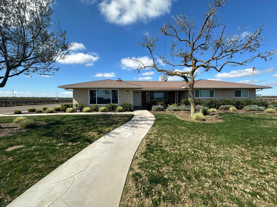 4095 N Dower Ave in Fresno, CA - Building Photo