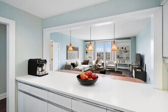 100 Shearwater Ct E in Jersey City, NJ - Foto de edificio - Building Photo