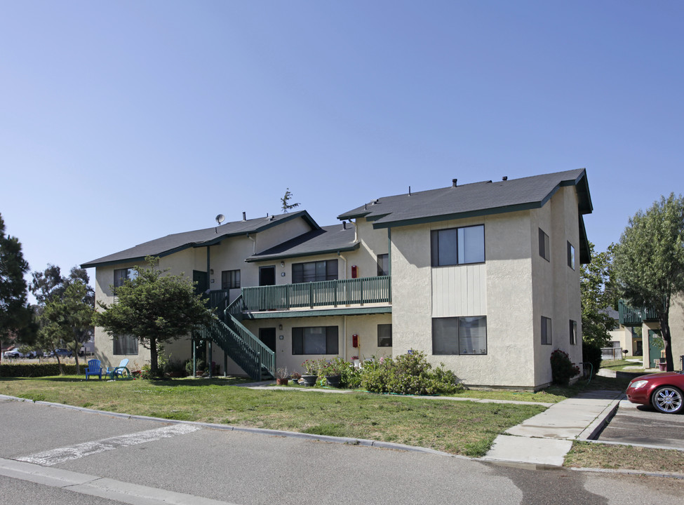 Los Pinos Apartments in Santa Maria, CA - Foto de edificio