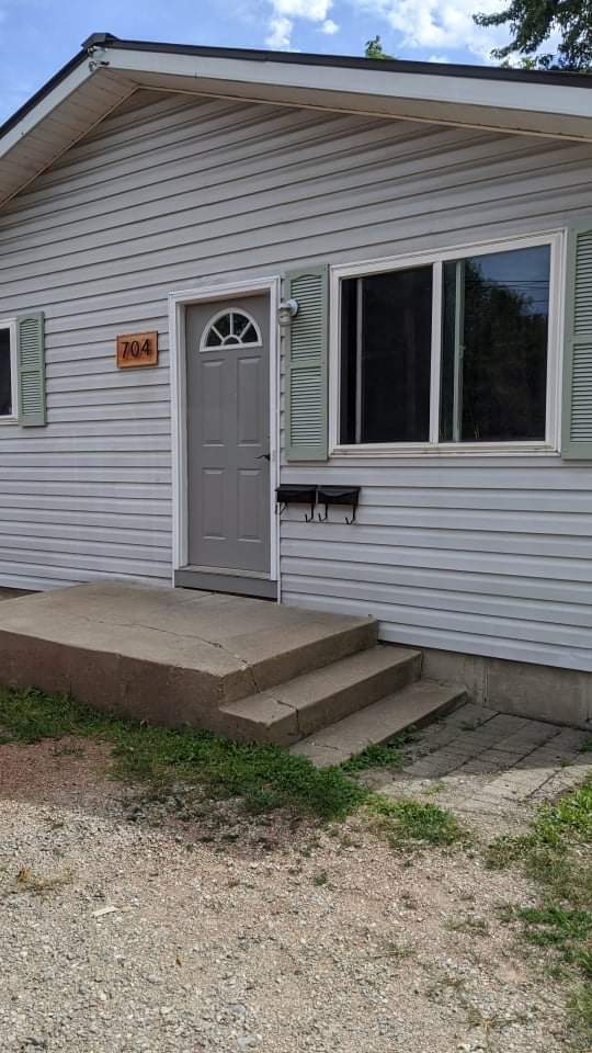 704 Ware St, Unit 2 in Waupaca, WI - Foto de edificio - Building Photo