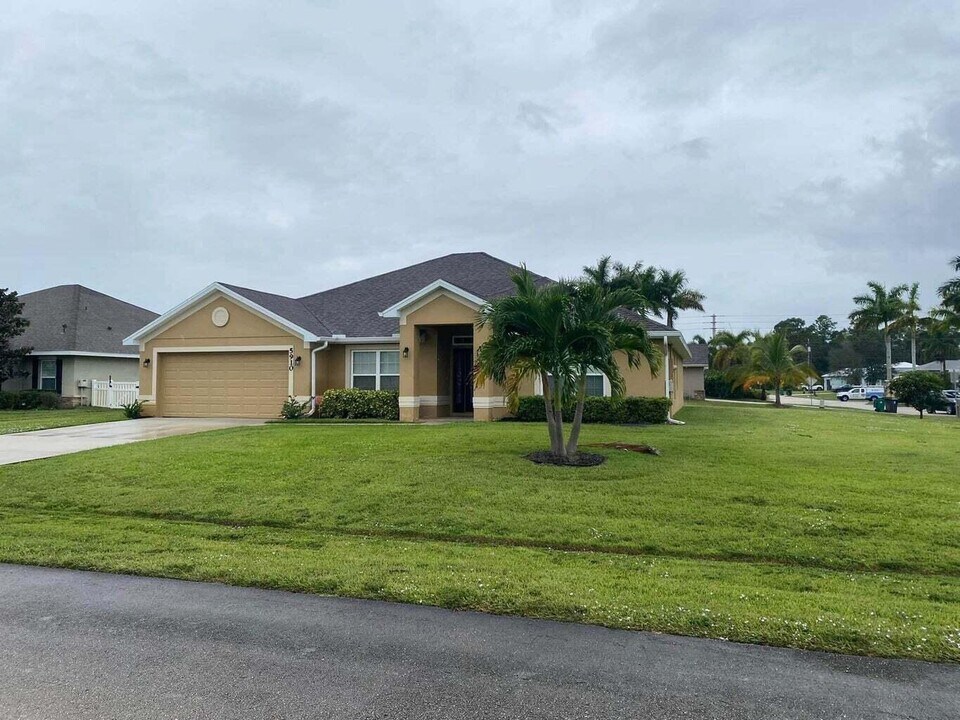 5910 NW Java Ct in Port St. Lucie, FL - Foto de edificio