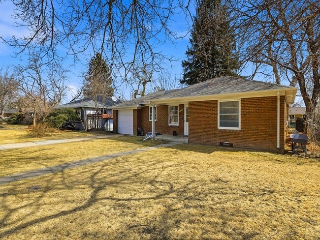 Cozy 2 Bed, 1 Bath House in Central Fort Collins! Avail. June 10th! in Fort Collins, CO - Building Photo - Building Photo