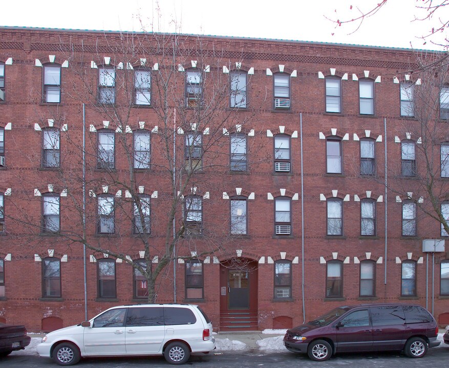 582 S Summer St in Holyoke, MA - Foto de edificio