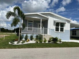 978 Avanti Way Blvd in North Fort Myers, FL - Building Photo