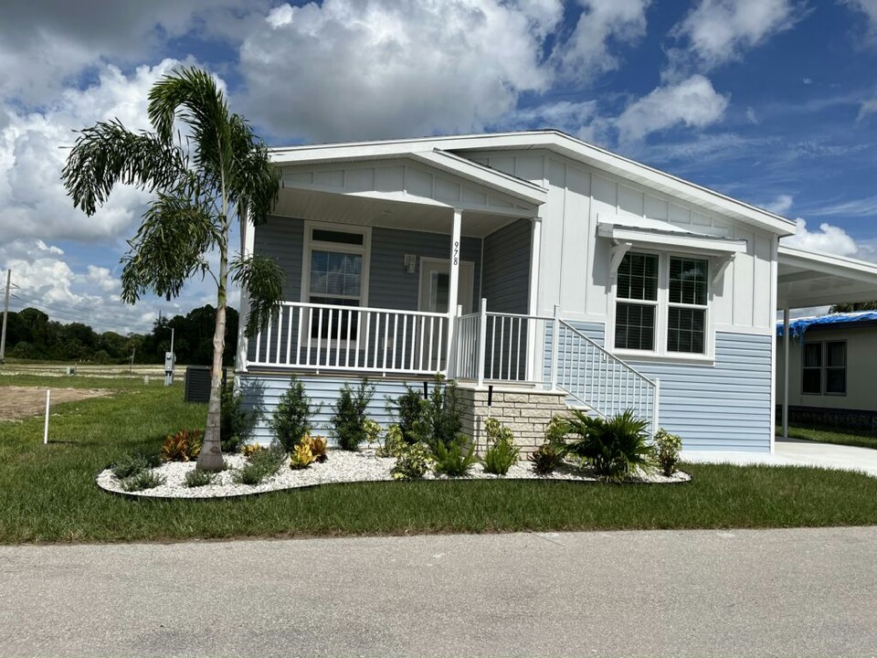 978 Avanti Way Blvd in North Fort Myers, FL - Foto de edificio