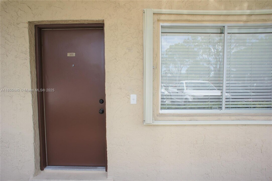 8401 SW 107th Ave in Miami, FL - Building Photo