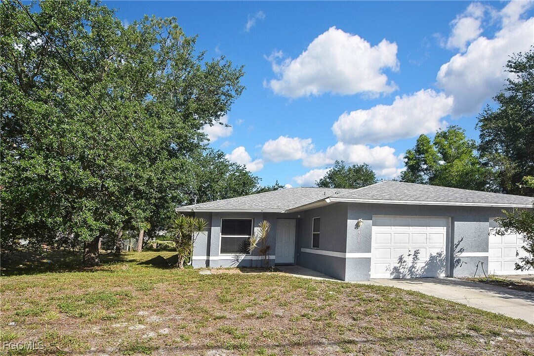 2422 George Ave S in Lehigh Acres, FL - Foto de edificio