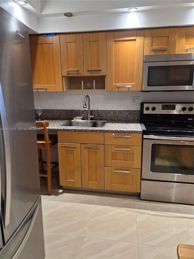 8300 Sands Point Blvd in Tamarac, FL - Foto de edificio - Building Photo