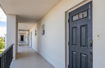 7461 W Country Club Dr N in Sarasota, FL - Building Photo - Building Photo