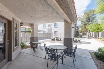 El Paseo Senior Apartments in Las Vegas, NV - Foto de edificio - Building Photo