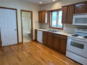 471 Wood St in Bristol, RI - Foto de edificio - Building Photo