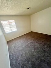 1750 Karen Ave in Las Vegas, NV - Foto de edificio - Building Photo