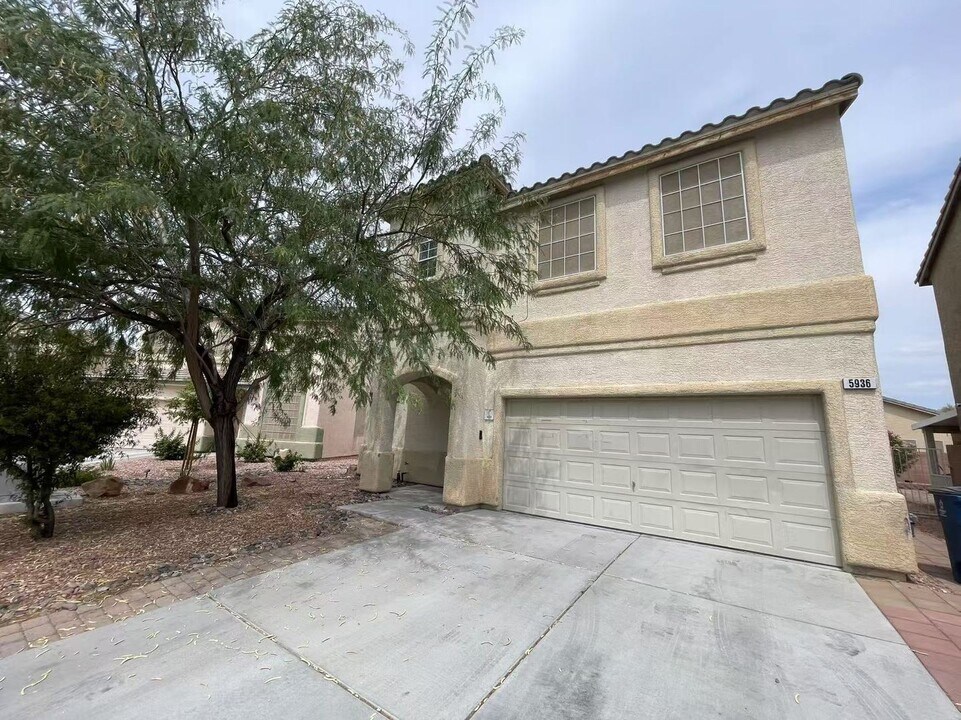 5936 Wood Petal St in Las Vegas, NV - Foto de edificio