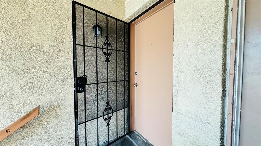 305 Wellington Ct in Tampa, FL - Building Photo