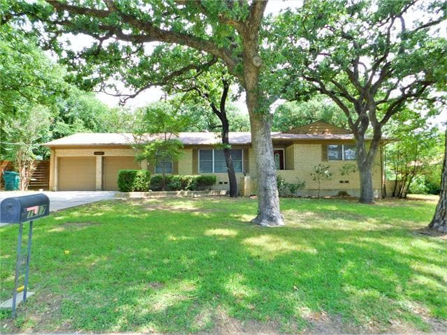 1217 Clover Ln in Denton, TX - Building Photo
