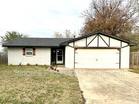 635 W Hillcrest Dr in Mustang, OK - Building Photo
