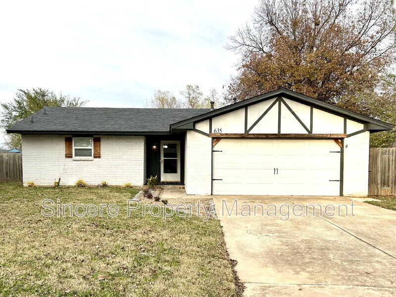 635 W Hillcrest Dr in Mustang, OK - Foto de edificio