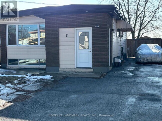 8 Ronaldshay Ave in Hamilton, ON - Building Photo - Building Photo