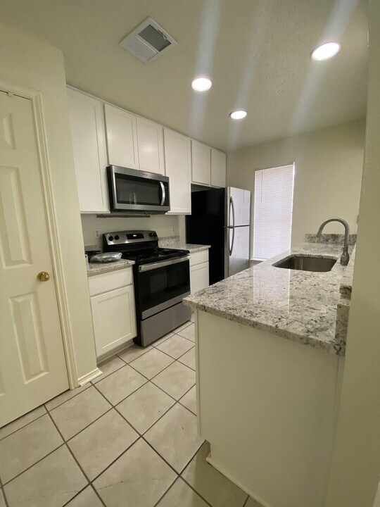 726 Martin Luther King Dr in San Marcos, TX - Building Photo