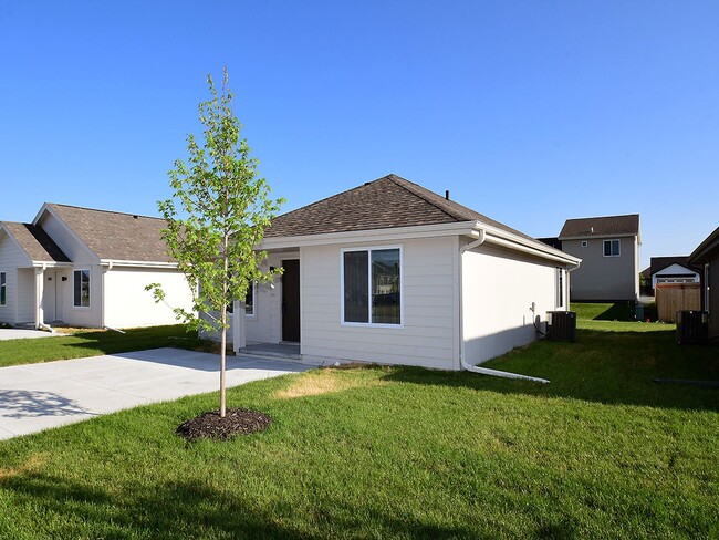 3076 Dawn Dr in Fremont, NE - Foto de edificio - Building Photo