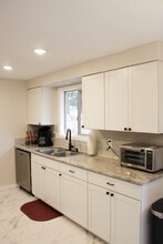 2594 Hummingbird St NE, Unit Unit Bedroom A in Salem, OR - Building Photo - Building Photo