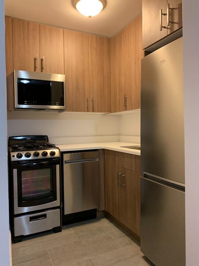 510 W End Ave in New York, NY - Building Photo - Building Photo