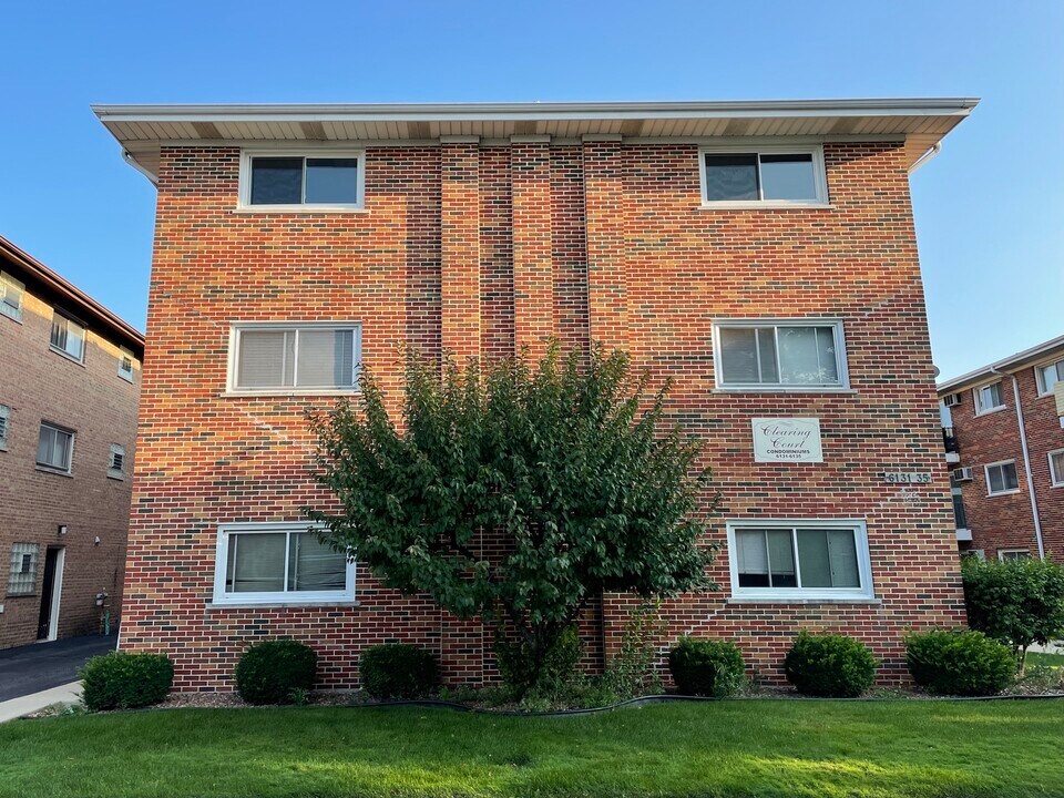 6131 W 64th Pl in Chicago, IL - Foto de edificio