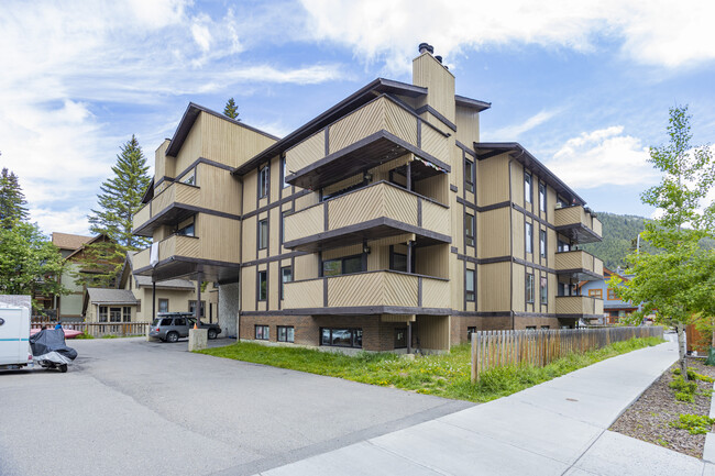 403 Marten St in Banff, AB - Building Photo - Building Photo