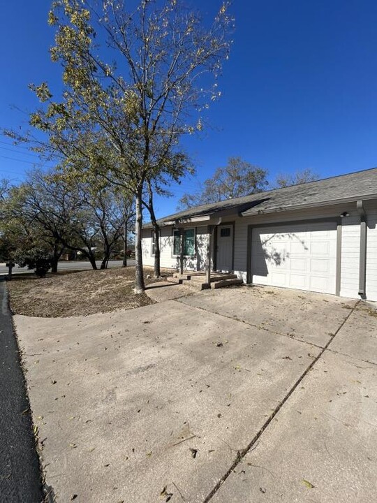 1029 N Water St in Burnet, TX - Building Photo