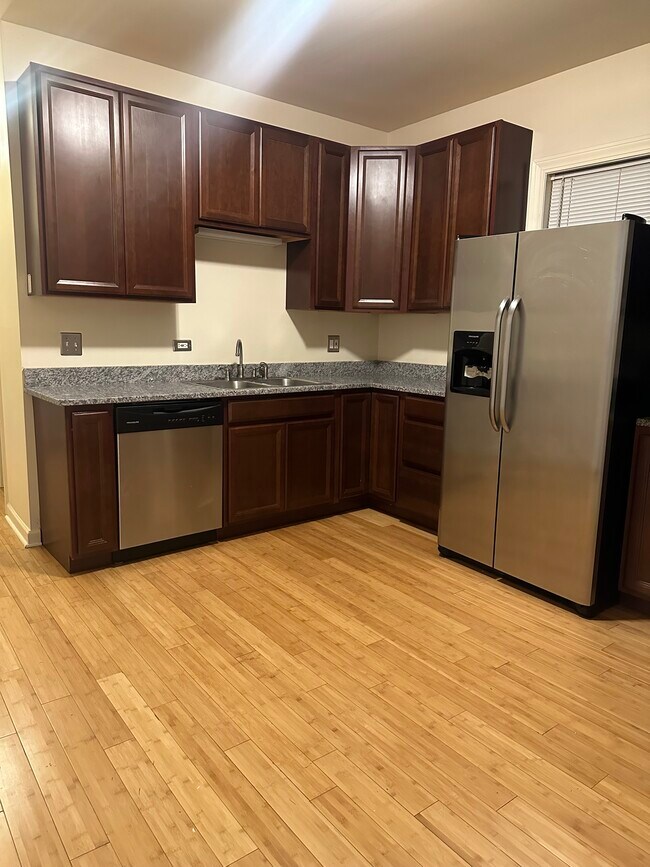 8204 S Marquette Ave, Unit 2 in Chicago, IL - Building Photo - Building Photo