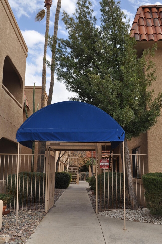 property at 5750 N Camino Esplendora