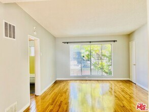 941 N San Vicente Blvd in West Hollywood, CA - Building Photo - Building Photo