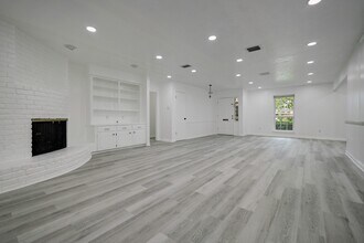 9807 Braewick Dr in Houston, TX - Building Photo - Building Photo