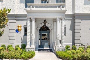 The Commodore in Los Angeles, CA - Building Photo