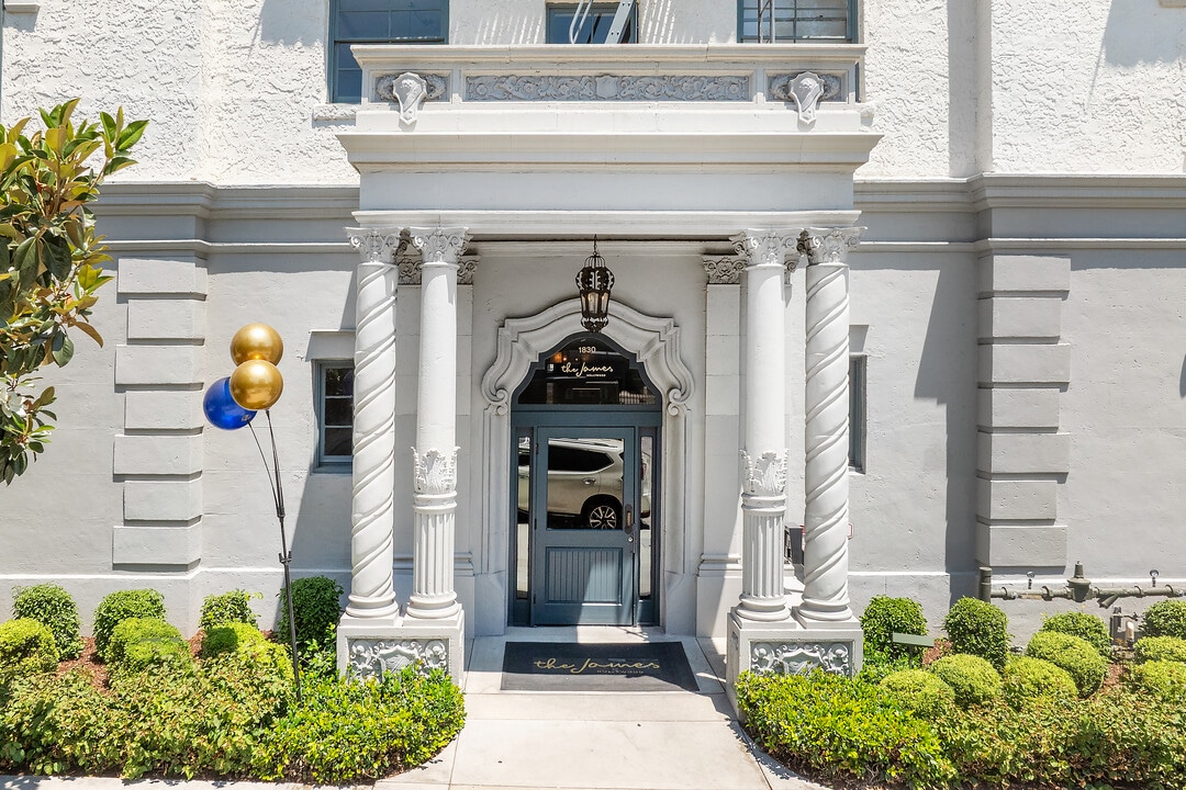 The Commodore in Los Angeles, CA - Foto de edificio